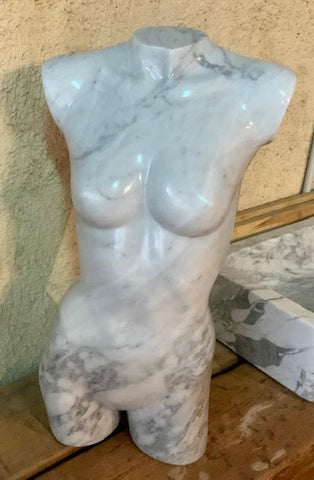 Busto femenino de mármol de Carrara Calacatta