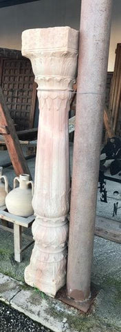 Columna de piedra tallada