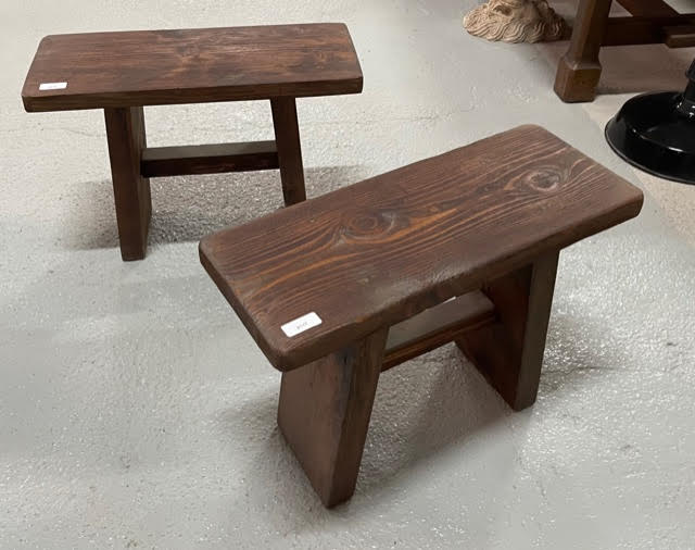 Banquetas de madera recicladas.