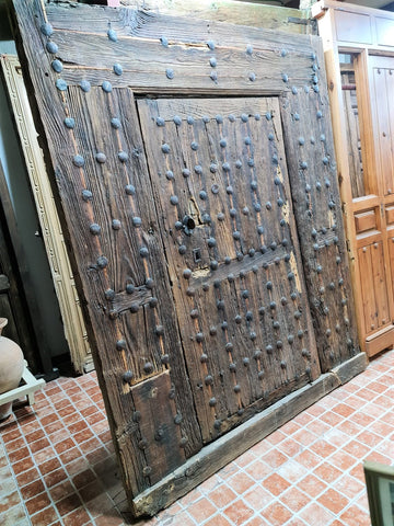 Portón de madera antiguo con postigo