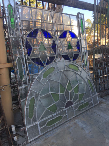 Puerta de hierro con vidrios de colores