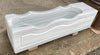 Pilón rectangular de mármol blanco.