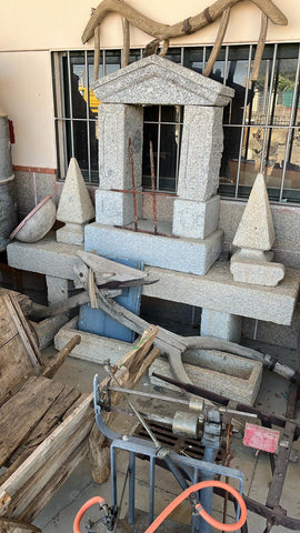 Banco de granito recuperado.