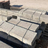 Escalones de piedra de granito.