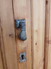 Puerta de madera restaurada.
