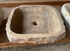 Lavabo de piedra travertino marrón.