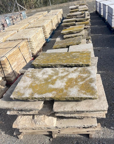 Losas de piedra gris ocre abujardada