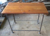 Mesa de madera con patas de hierro.