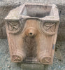 Fuente de piedra caliza rojiza de pared.
