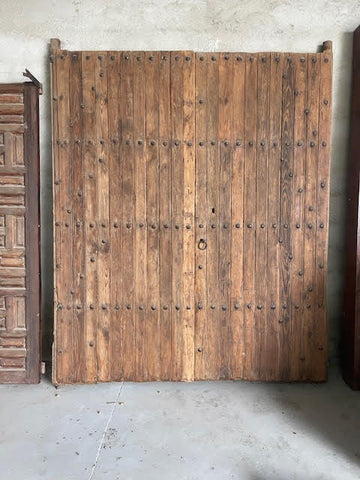 Portón de madera restaurado