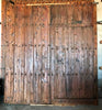 Portón de clavos restaurado con puerta de paso