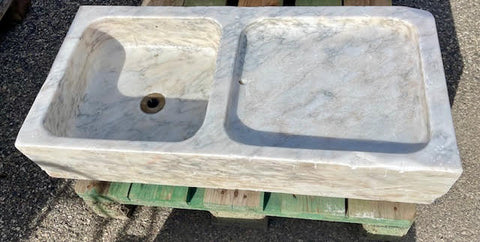 Antiguo fregadero de marmol