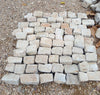 Adoquines piedra blanca.