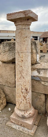 Columna de piedra travertino