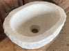 Lavabo ovalado de mármol.