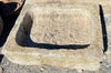 Pilón rectangular de piedra.