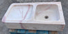 Antiguo fregadero de marmol rosa.