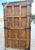Portón de madera con clavos.