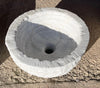 Lavabo redondo de marmol.