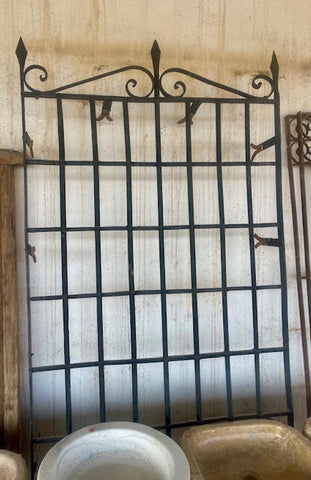 Reja de hierro antigua con copete