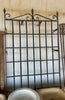 Reja de hierro antigua con copete.