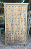 Portón de madera con clavos.