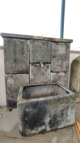 Fuente de piedra de pared