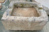 Pilón rectangular de piedra.