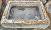 Pilón rectangular de piedra.