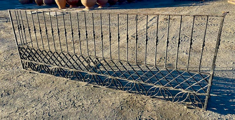 Balcón antiguo de hierro grande