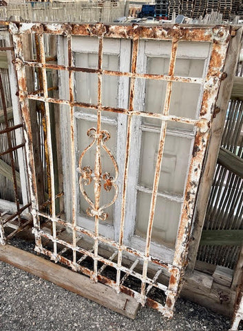 Ventana de madera con reja
