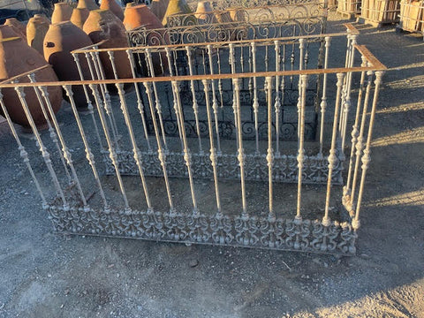 2 balcónes antiguos de hierro