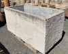 Pilón de piedra 1,61 m x 84 cm.