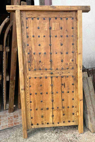 Portón de madera con clavos
