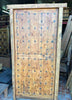 Portón de madera con clavos.