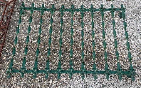 Reja de hierro con adornos de flor