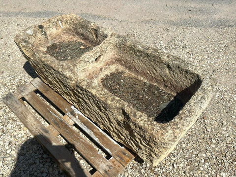 Pilón de piedra dos senos