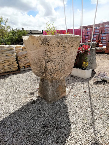 Pilon de piedra redondo con pedestal