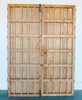 Portón de madera restaurado.