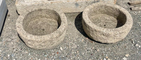 Pareja de pilas de piedra redondas