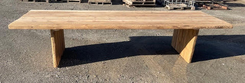 Mesa construida con vigas de madera recuperadas