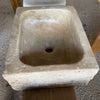Lavabo de piedra travertino marrón.