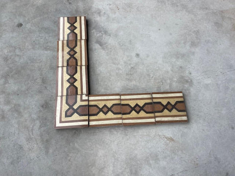 Baldosa hidráulica en cenefa