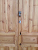 Puerta de madera restaurada.