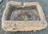 Pilón rectangular de piedra.