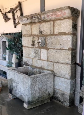 Fuente de piedra de pared