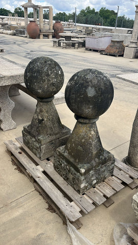 Pareja de remates de piedra de granito