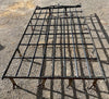 Reja de hierro antigua con copete.