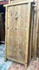 Portón de madera con clavos.