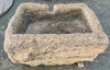 Pilón rectangular de piedra.